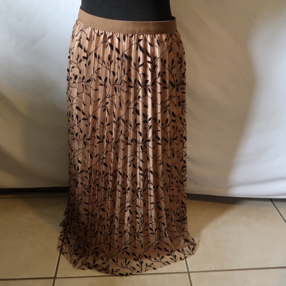Pleated Skirt - Picture 7 of 10